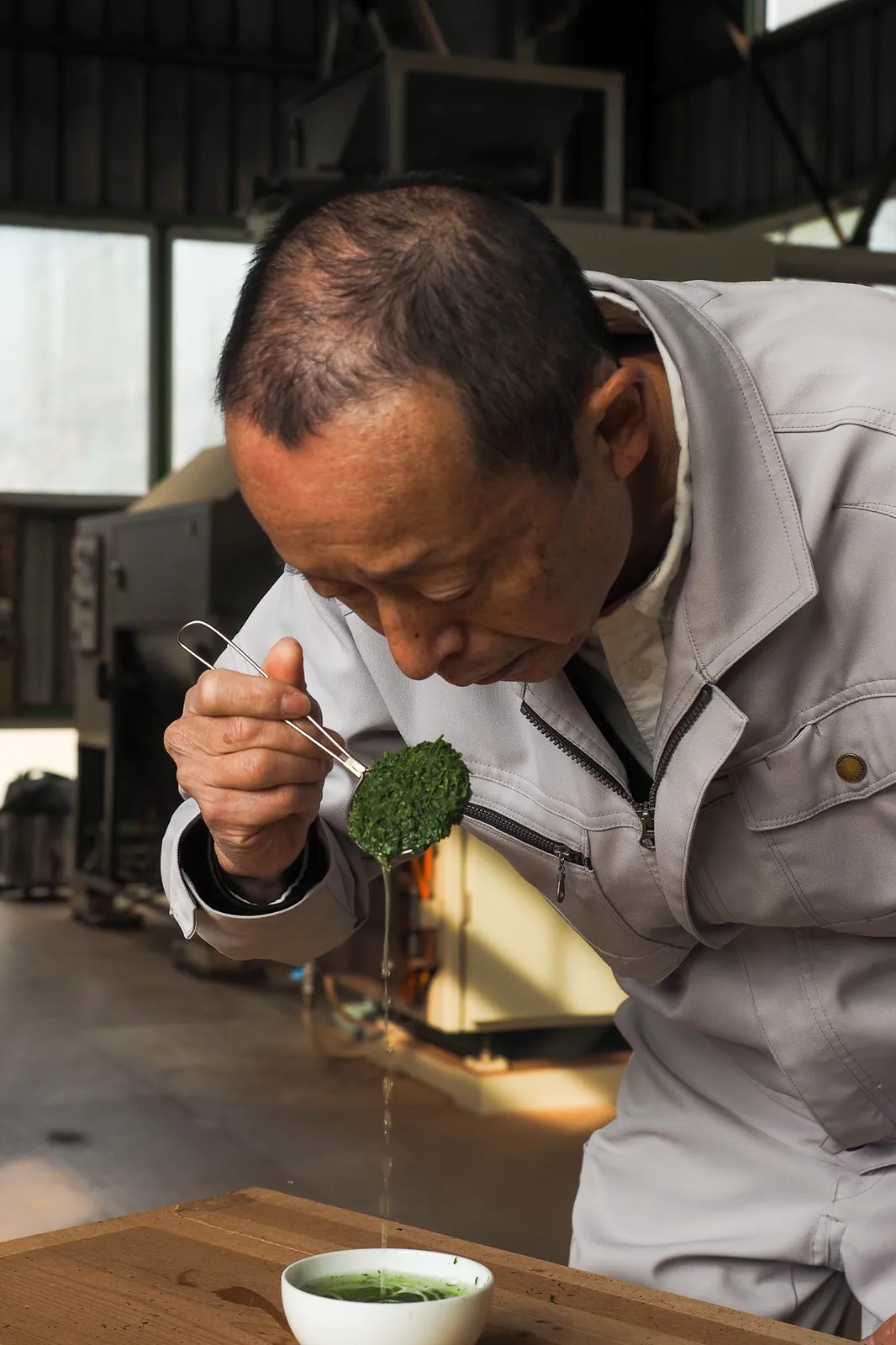 荒茶を目利きする茶師